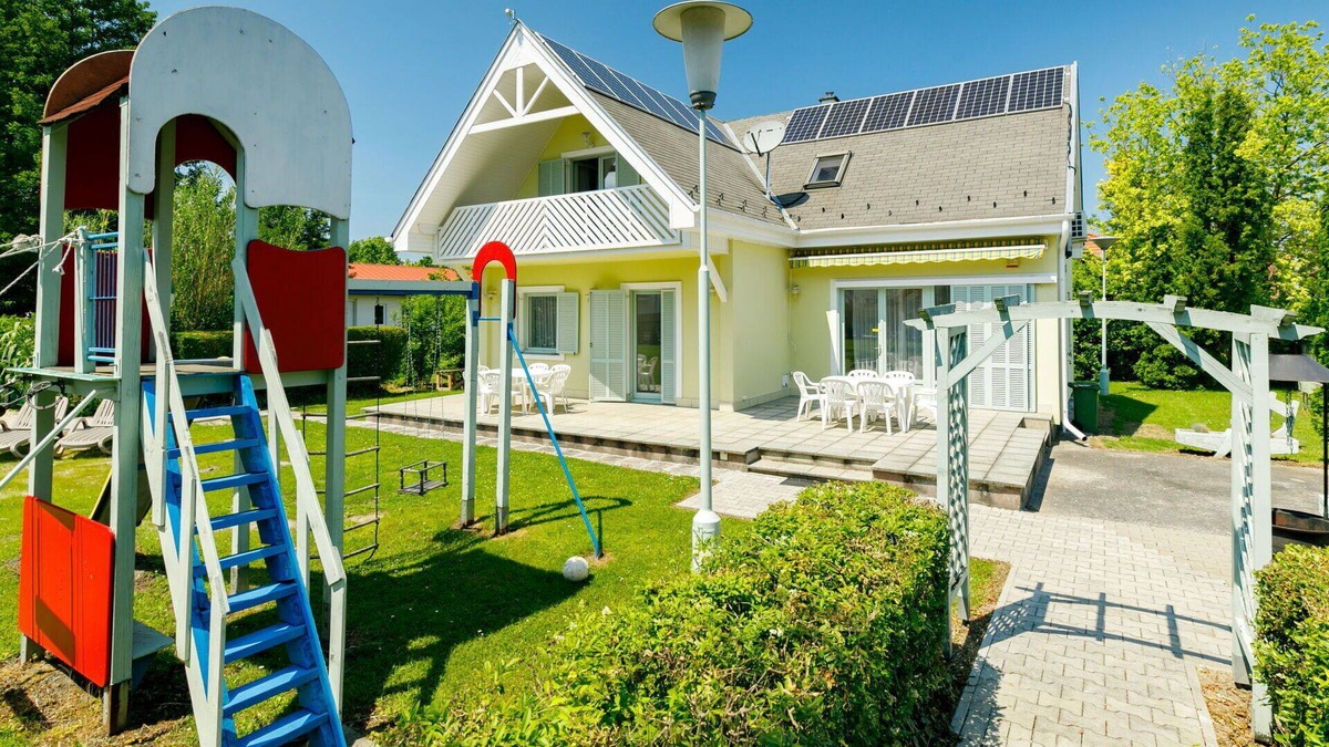 Balatonkeresztur House | Wonderful private villa for 12 people with WIFI, A/C, private pool, TV and terrace