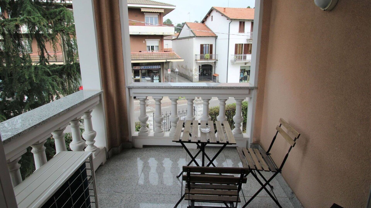 Castronno Villa | Wonderful private villa for 10 guests with WIFI, A/C, TV, terrace and parking