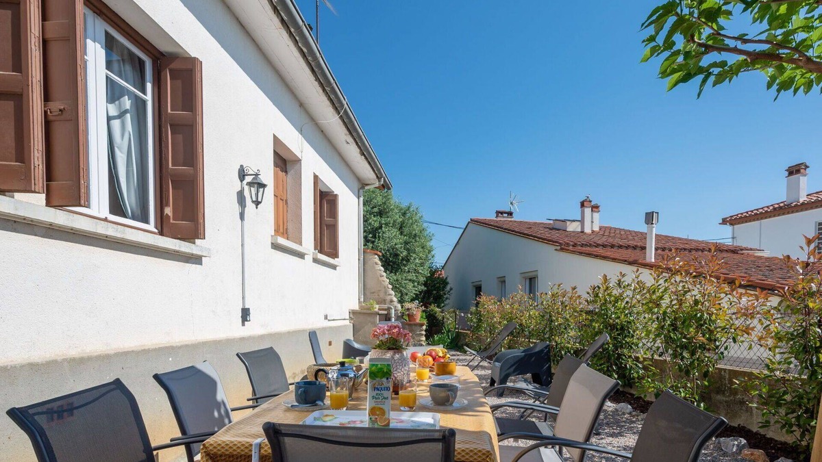 Montauriol House | Wonderful private villa for 7 people with TV and terrace
