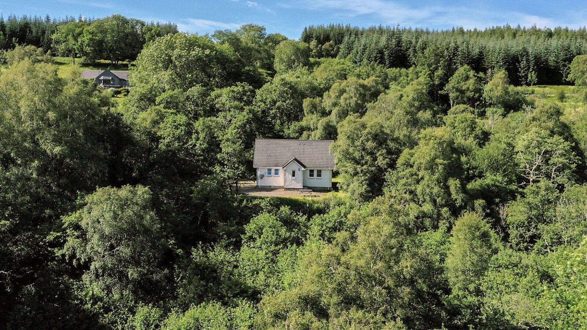 Glen Urquhart House | Wonderful private villa for 2 people with TV, pets allowed, panoramic view and parking