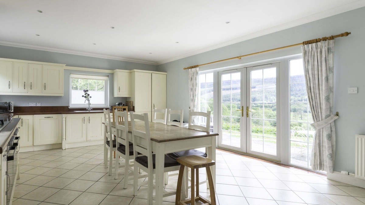 Glen Urquhart Villa | Wonderful private villa for 15 people with TV, patio, panoramic view and parking