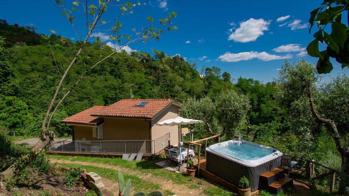 Macchino House | Wonderful private villa for 6 people with WIFI, private pool, hot tub, TV, patio and pets allowed