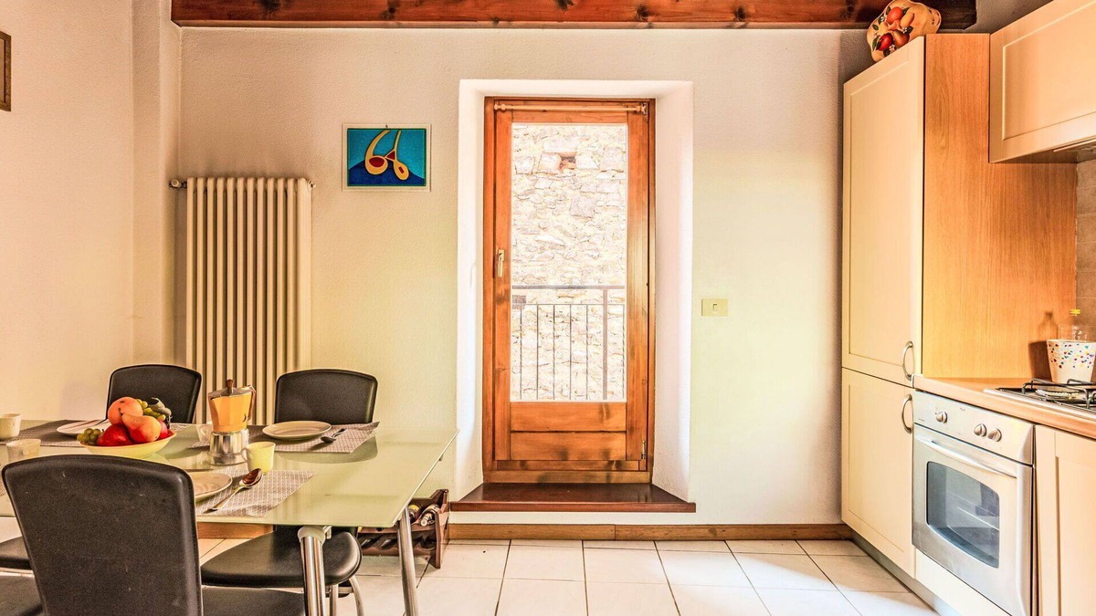 Carlazzo House | Wonderful private villa for 4 people with WIFI, TV, balcony and pets allowed