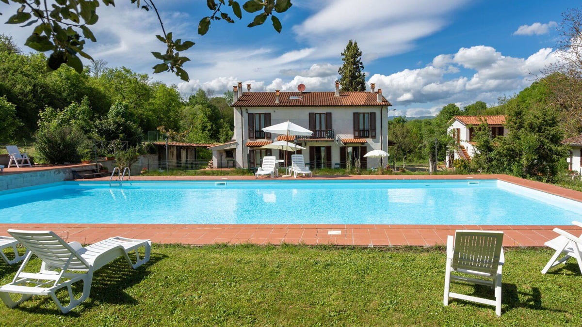 Ponte Buriano Villa | Wonderful private villa for 25 people with private pool, WIFI, TV, patio and pets allowed