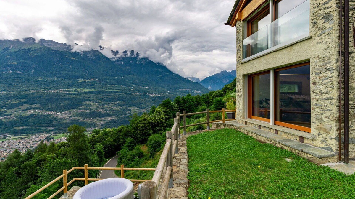 Morbegno House | Wonderful private villa for 8 people with WIFI, hot tub, A/C, TV, terrace, pets allowed and park.