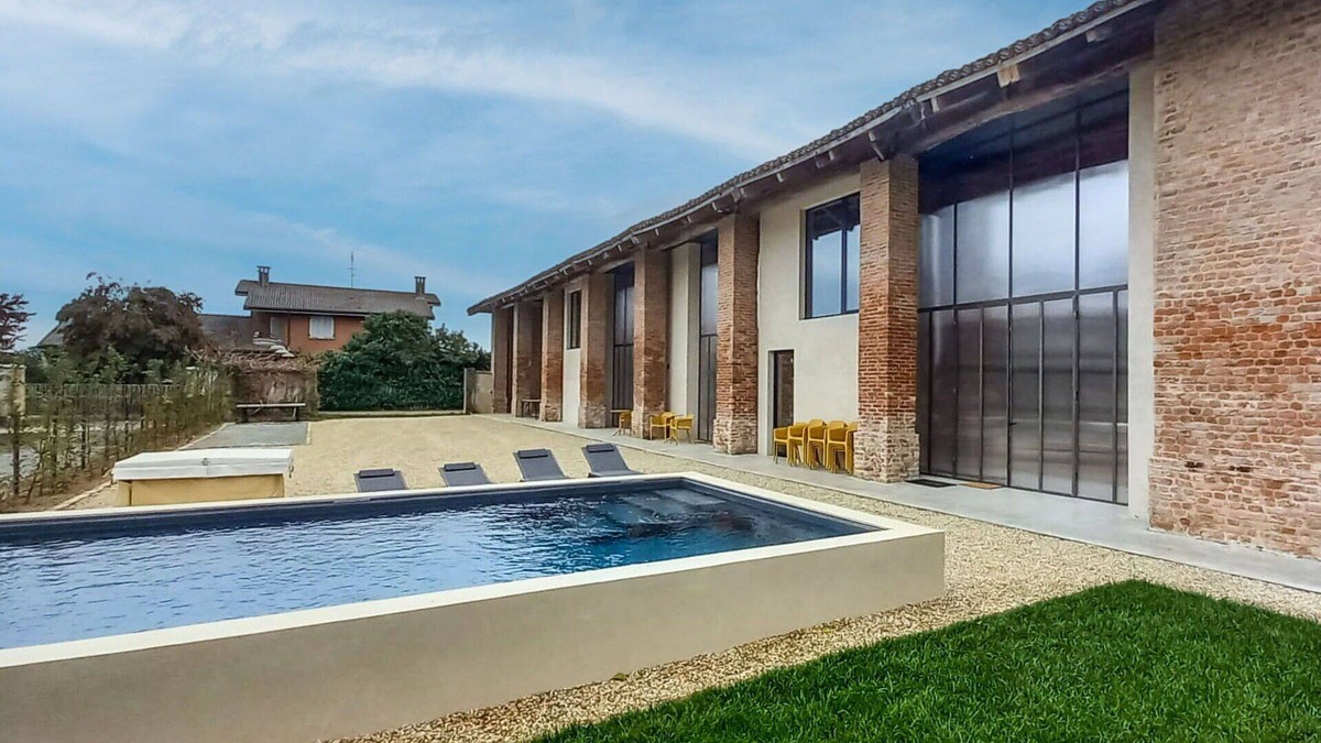 Poirino Villa | Wonderful private villa for 14 guests with hot tub, A/C, WIFI, private pool, TV and patio