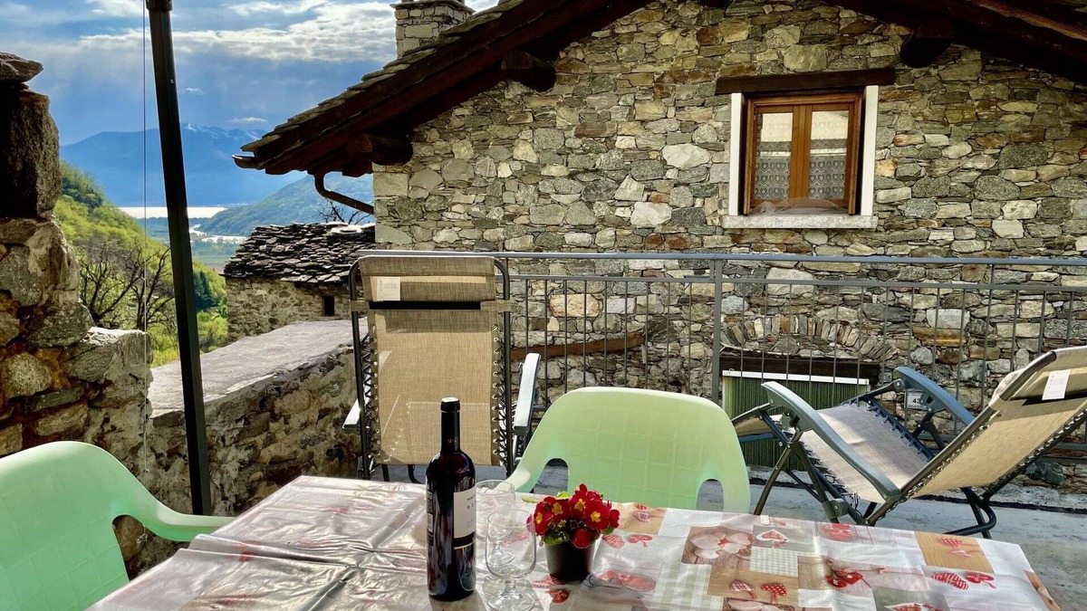 Verceia House | Wonderful private villa for 3 people with WIFI, TV, terrace and pets allowed