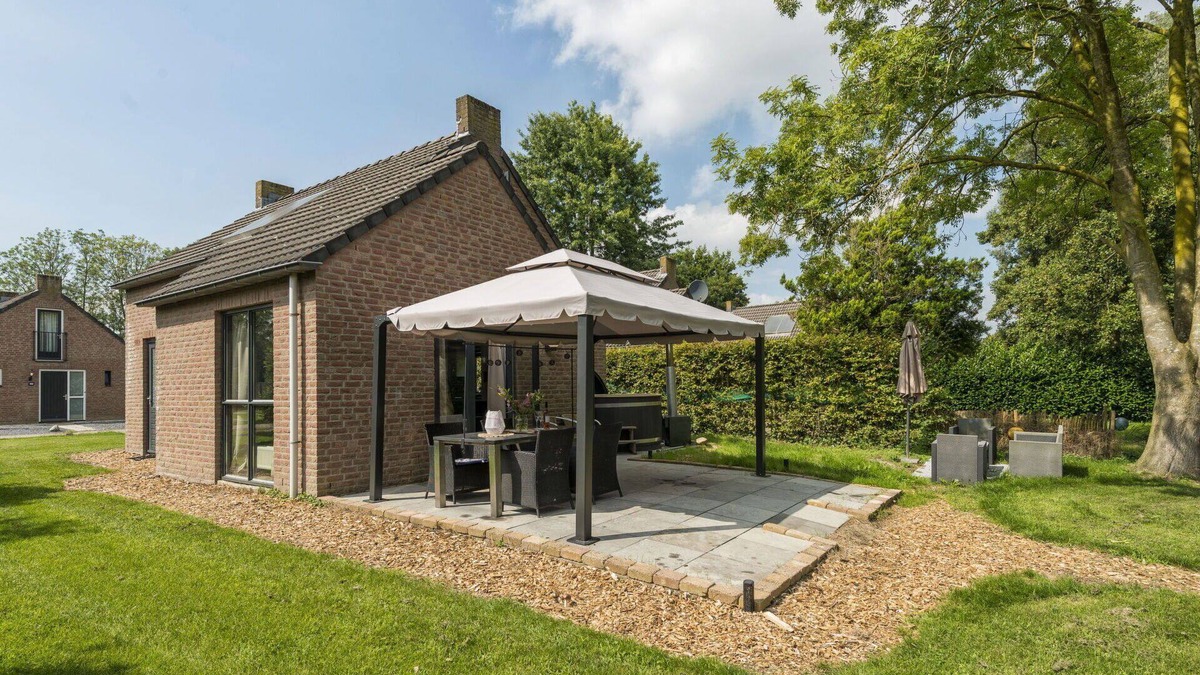Ewijk House | Wonderful private villa for 6 guests with hot tub, WIFI, pool, TV, patio, pets allowed and parking