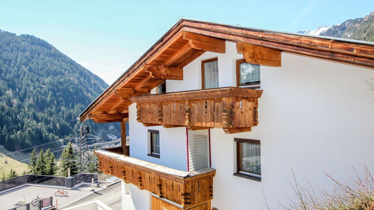 Flirsch House | Wonderful private villa for 10 guests with WIFI, TV, patio and pets allowed