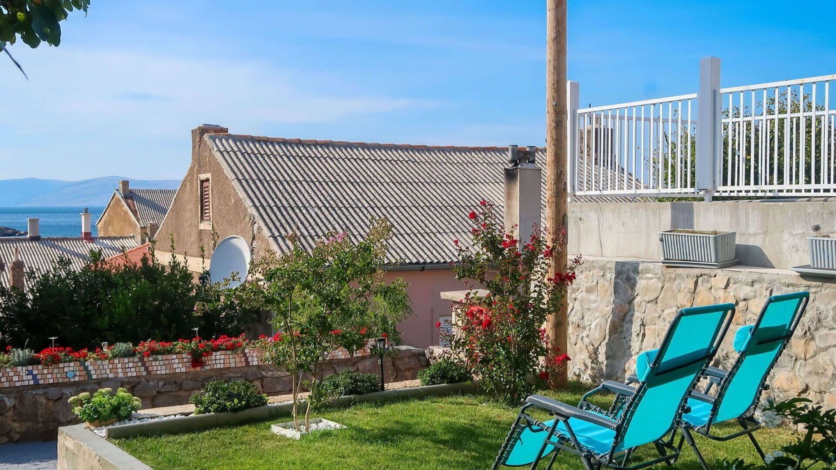 Sveti Juraj House | Wonderful private villa for 13 people with WIFI, A/C, TV, terrace, pets allowed and parking