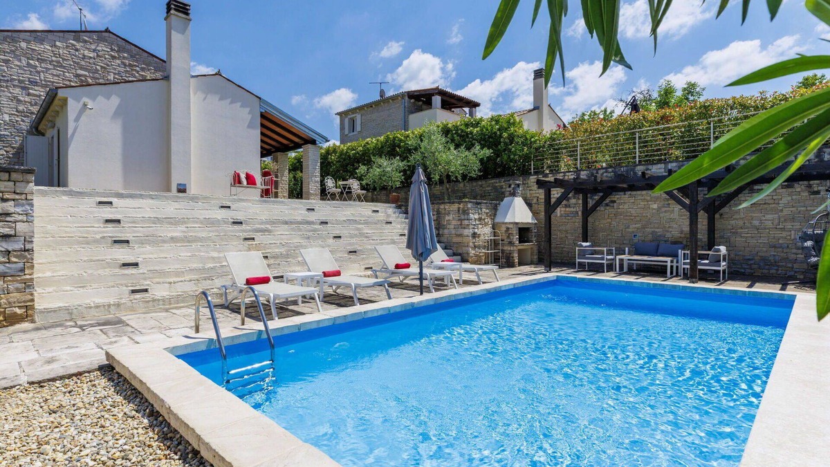 Momjan House | Wonderful private villa for 5 people with private pool, WIFI, A/C, TV and patio