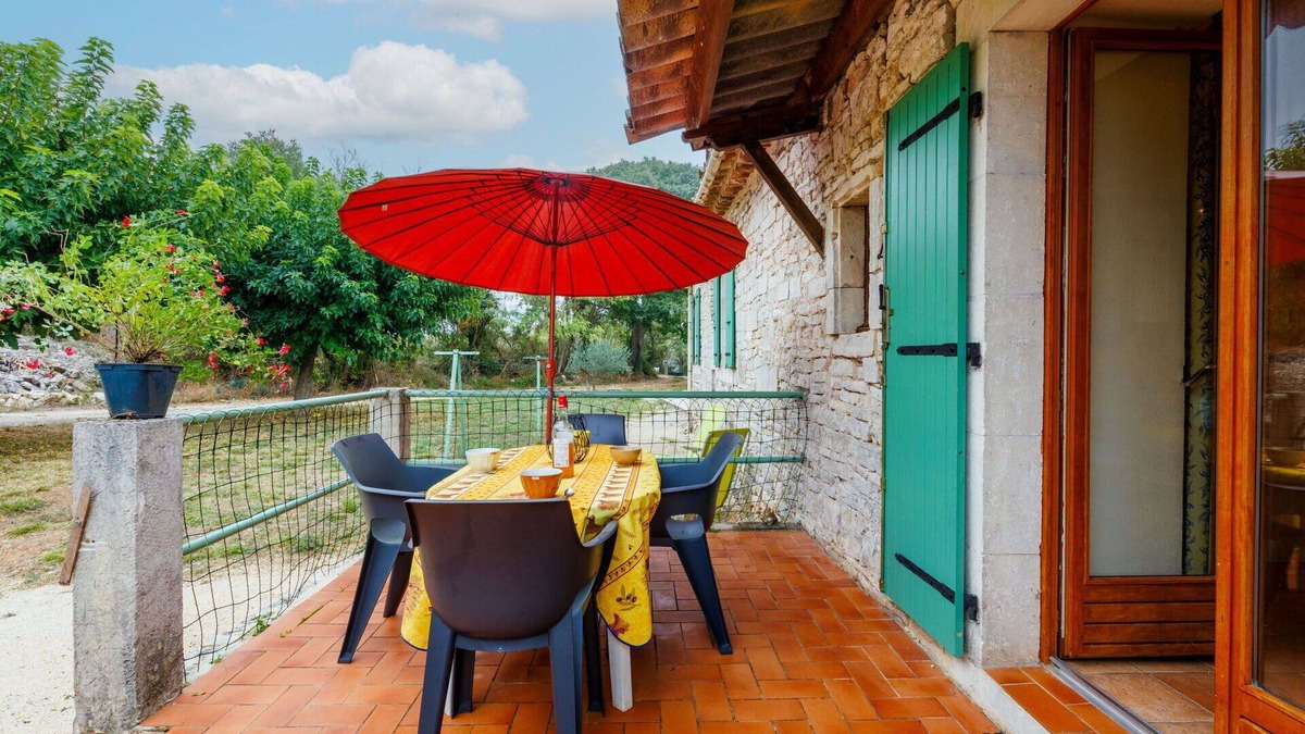 Barjac House | Wonderful private villa for 4 guests with TV, terrace, pets allowed and panoramic view