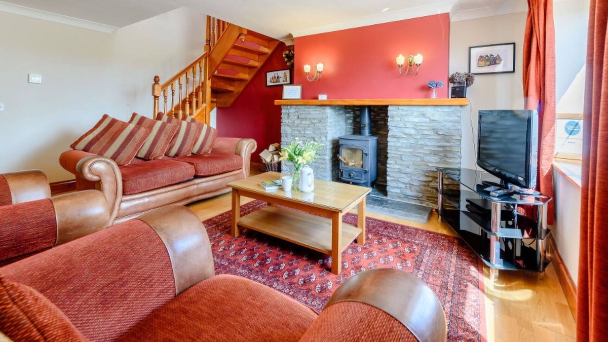 Silian House | Wonderful private villa with WIFI, hot tub, TV, patio, pets allowed, panoramic view and parking