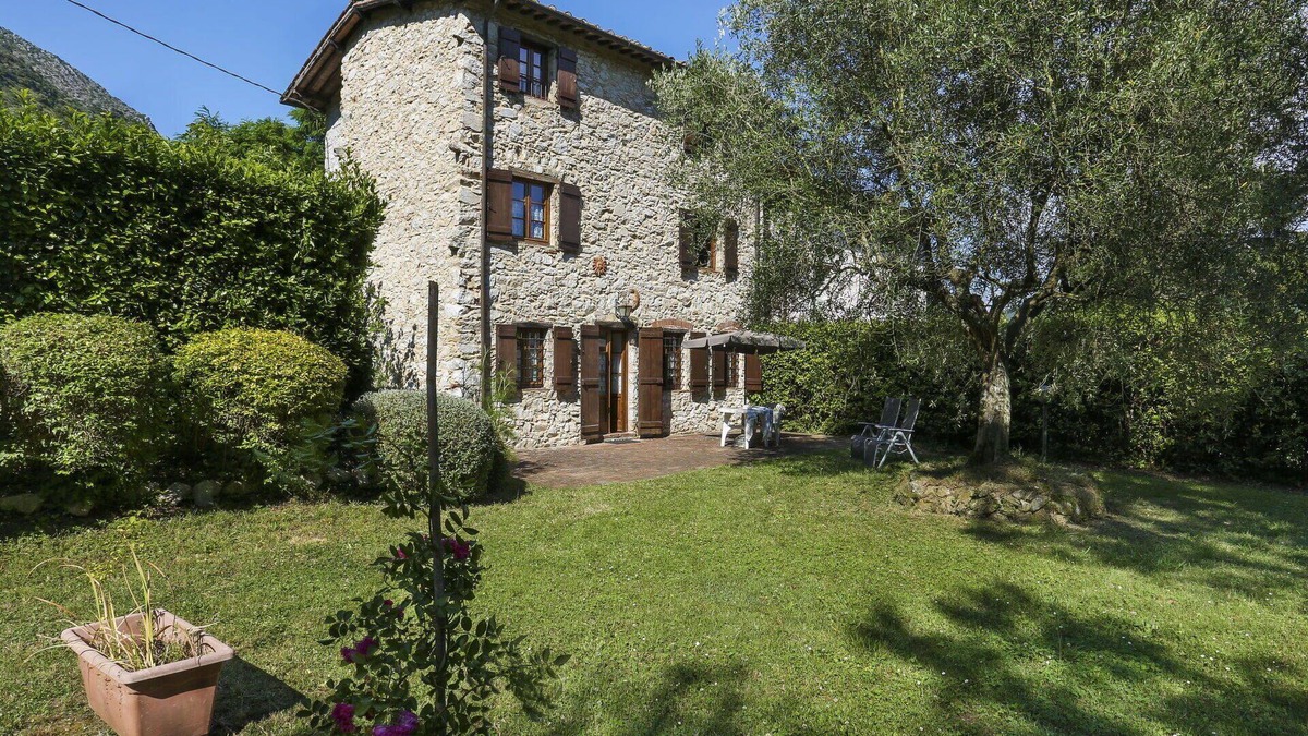 Santa Maria del Giudice Villa | Wonderful private villa for 8 guests with WIFI, TV, patio and pets allowed