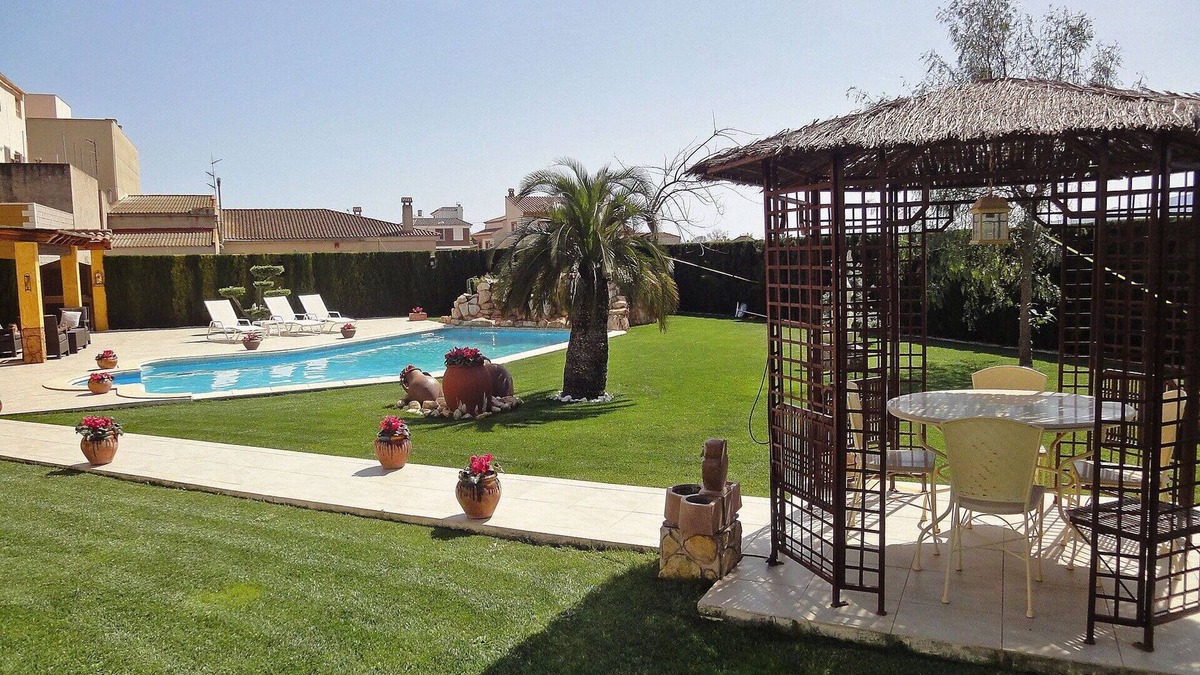 L'Aldea House | Wonderful private villa with hot tub, A/C, WIFI, private pool, TV, patio and pets allowed