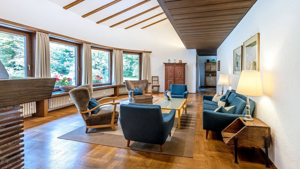 Neuhaus House | Wonderful property with spacious garden and mountain view
