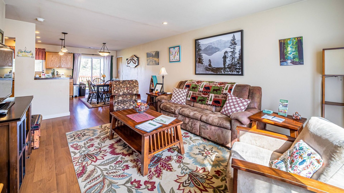 Orick Cabin | Wonderful retreat near hiking & beach with gas grill, large deck, & WiFi