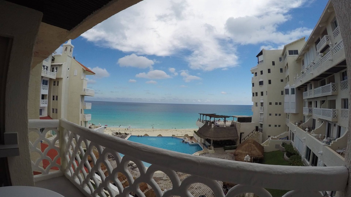 Zona Hotelera Apartment | Wonderful Seafront Studio with Balcony