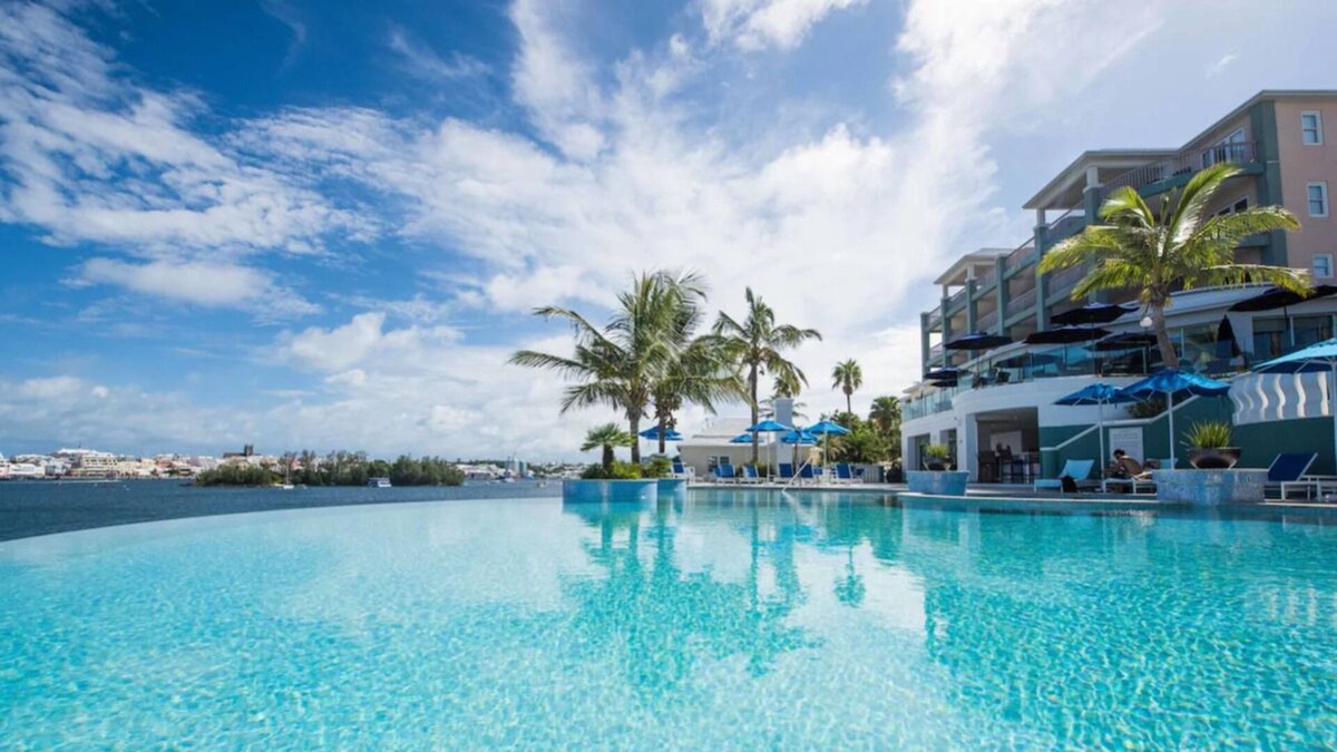 Paget House | Wonderful Stay! 4 Spacious Units, Outdoor Pool, FREE Parking, Near Mermaid Beach