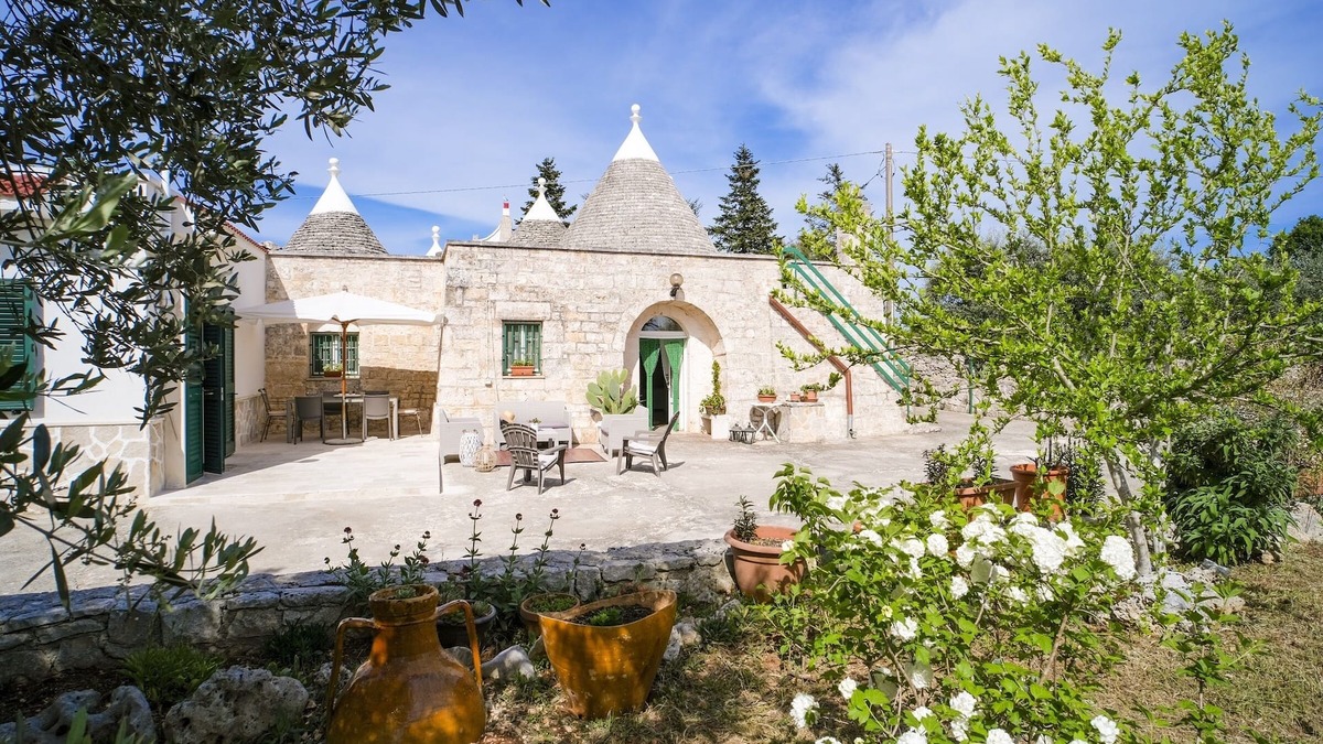 Locorotondo Villa | Wonderful Trulli building in Locorotondo countryside