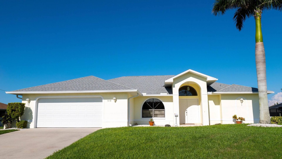 Fort Myers Villa | Wonderful view, located on a wide Canal, large Pool and Lanai, great Location