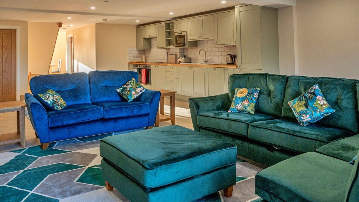 Little Rissington House | Wonderful villa for 8 guests with WIFI, hot tub and pets allowed