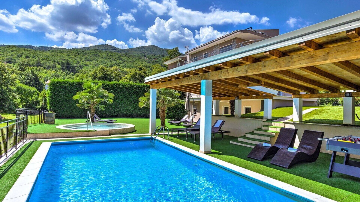 Pobri House | Wonderful villa for 10 guests with private pool, WIFI, A/C, hot tub, TV and patio