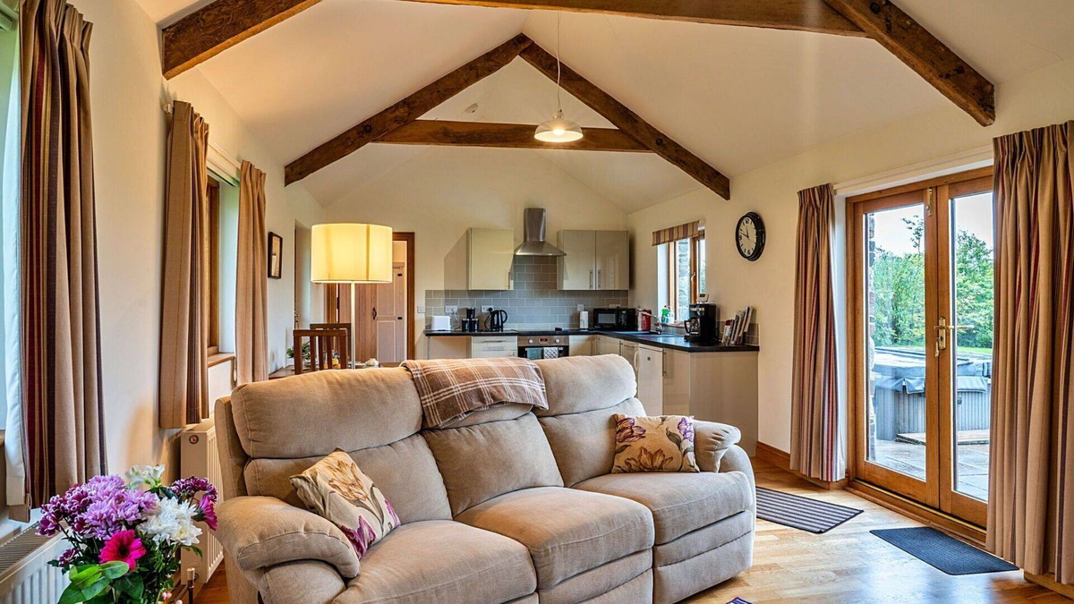Liskeard House | Wonderful villa for 2 people with hot tub, WIFI, pets allowed and parking
