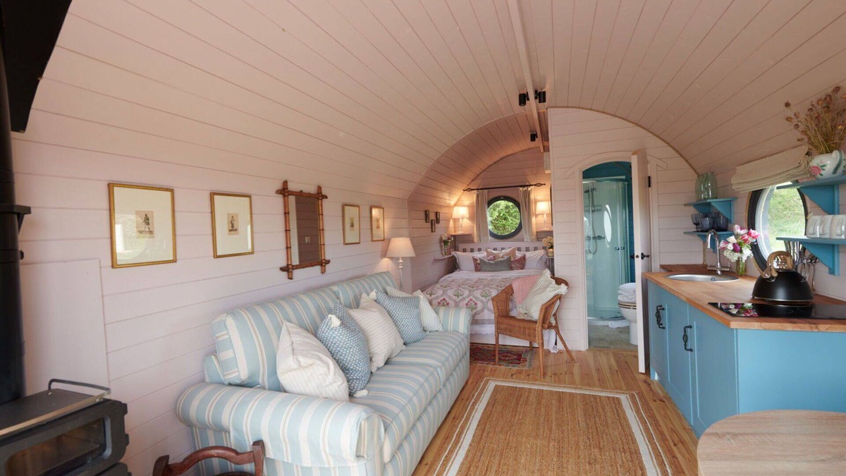 Cropredy House | Wonderful villa for 4 guests with hot tub, terrace and pets allowed