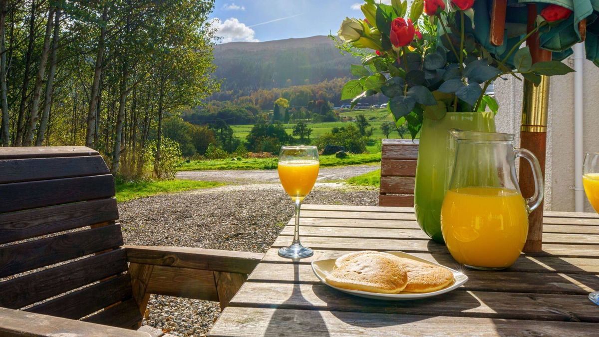 Glen Urquhart House | Wonderful villa for 4 guests with TV, pets allowed and parking