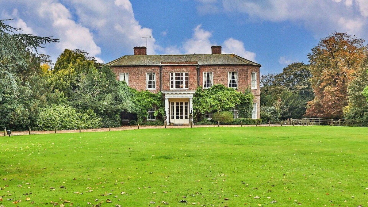 Alkborough House | Wonderful villa for 16 people with hot tub, WIFI, TV and pets allowed