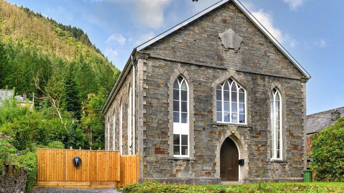 Dinas Mawddwy House | Wonderful villa for 12 people with hot tub, WIFI, TV and pets allowed