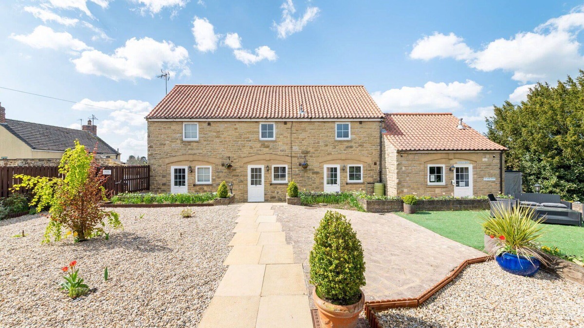 Thirsk House | Wonderful villa for 4 people with WIFI, hot tub, pool and terrace
