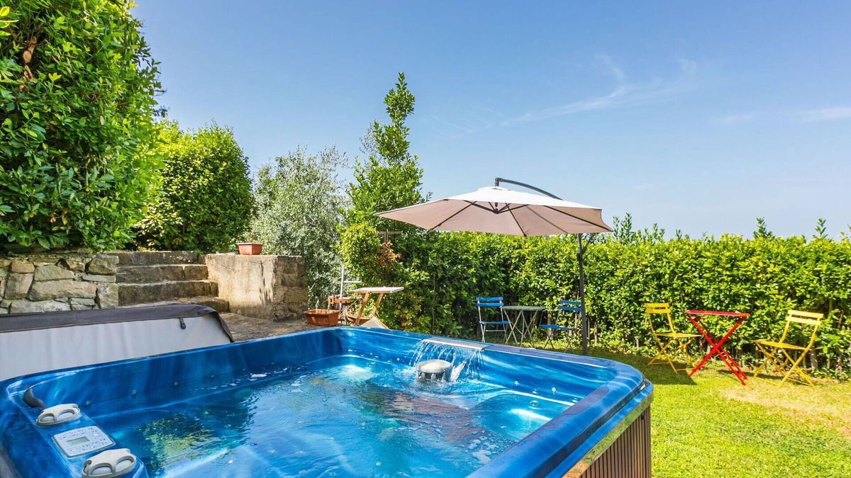 Lamole Villa | Wonderful villa for 8 people with WIFI, private pool, hot tub, TV, patio and parking