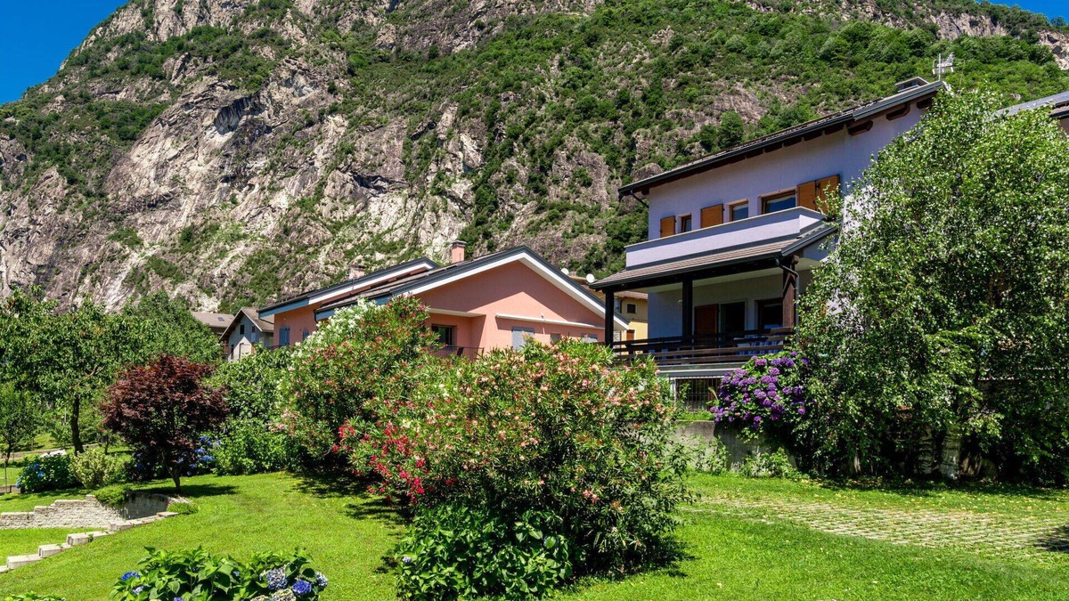 Novate Mezzola House | Wonderful villa for 6 people with WIFI, TV, terrace, pets allowed and panoramic view