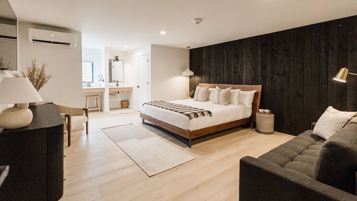Columbia Falls Hotel | Wonderstone Hotel - Single King + Sleeper Sofa Guest Room