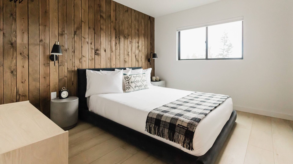 Columbia Falls Hotel | Wonderstone Hotel - Single King Micro Guest Room
