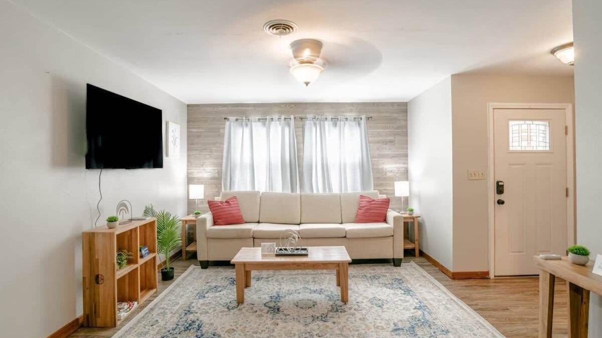 Mobile House | Wonderstruck on Wendover- 20 Mins to Downtown