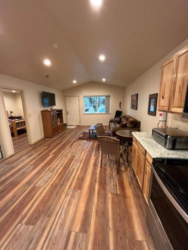 Mariposa House | Wonky Donkey Den 30 mi to Yosemite Arch Entrance