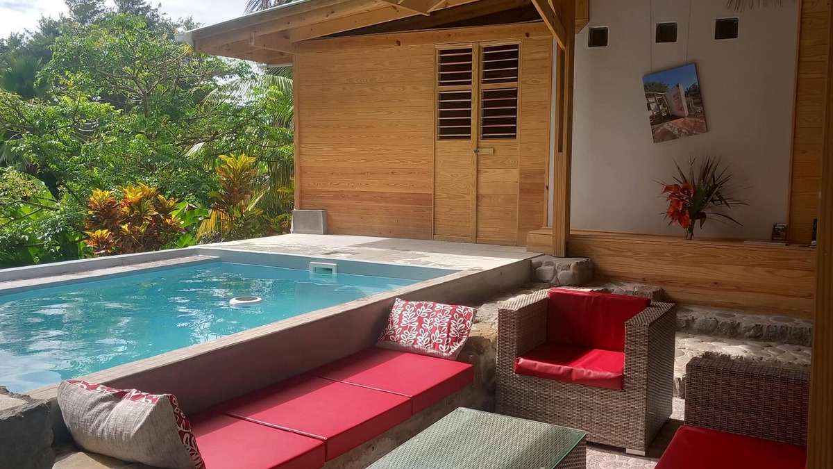 La Plaine House | Wood and stone bungalow with swimming pool