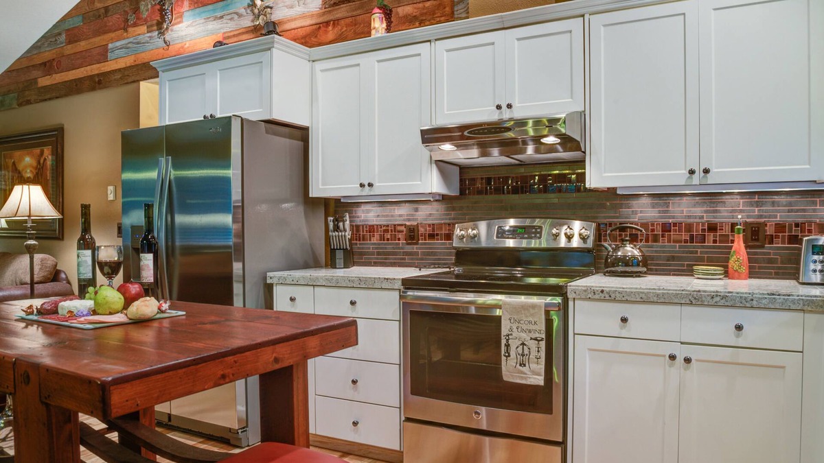 Rhododendron House | Wood Stove, Hot tub, A/C, Luxury Romantic Wine-Themed Lodge, Skiing~15 mins