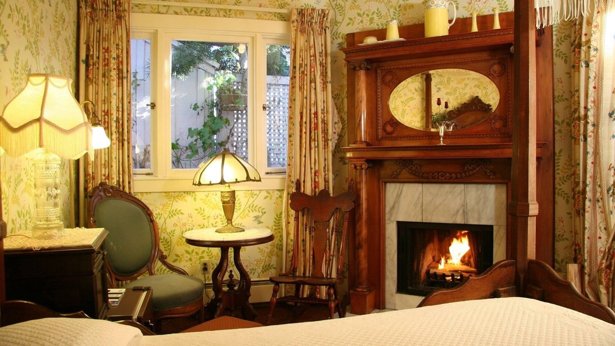 Pacific Grove Cabin | Woodburning fireplace/1840canopy4poster DOUBLEBED/3dr armoire/clawfoottub/shower