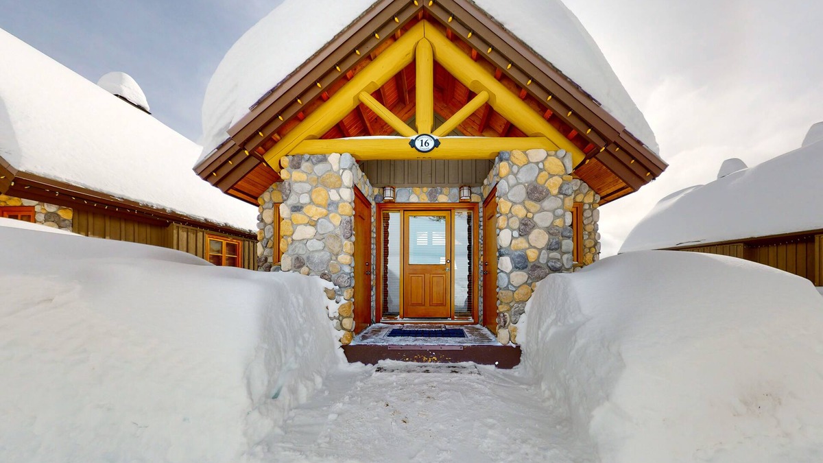 Big White Ski Resort Cabin | Woodcutter Cabin 16 | Snowy ski-in/out getaway with private hot tub & fireplaces