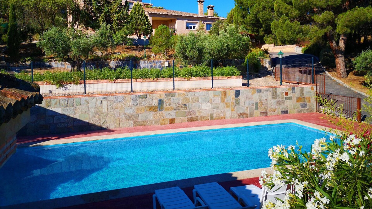 Toledo Ski Chalet | Wooded finca with house and pool in the city of Toledo