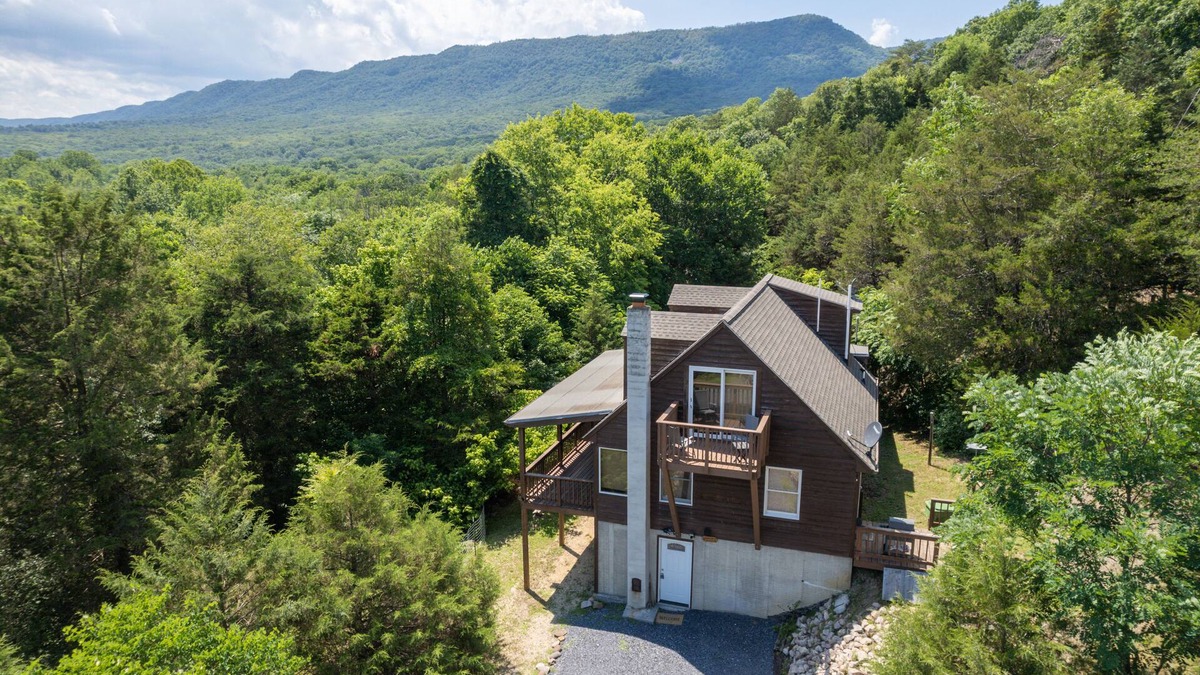 Front Royal Cabin | Wooded + Rustic Hideaway Minutes From River, Natl/State Parks, Hiking & Wineries