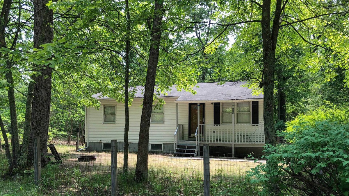 Lakewood Club House | Wooded Twin Lakes Retreat: 13 Mi to Lake Michigan!