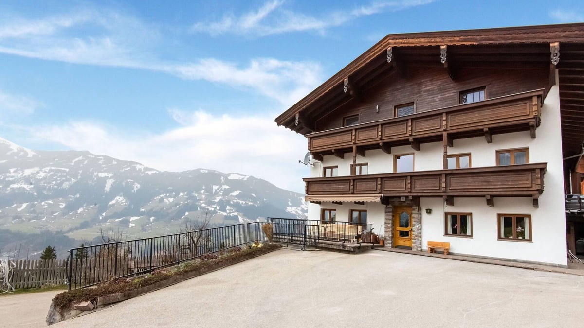 Bruck am Ziller Apartment | Wooden apartment in Hart with terrace
