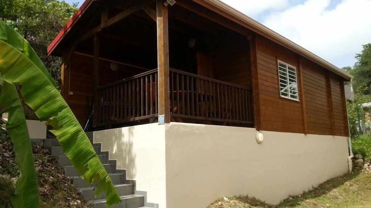 Le Gosier House | Wooden bungalow with pool, quiet and charming, 5 minutes from the beach