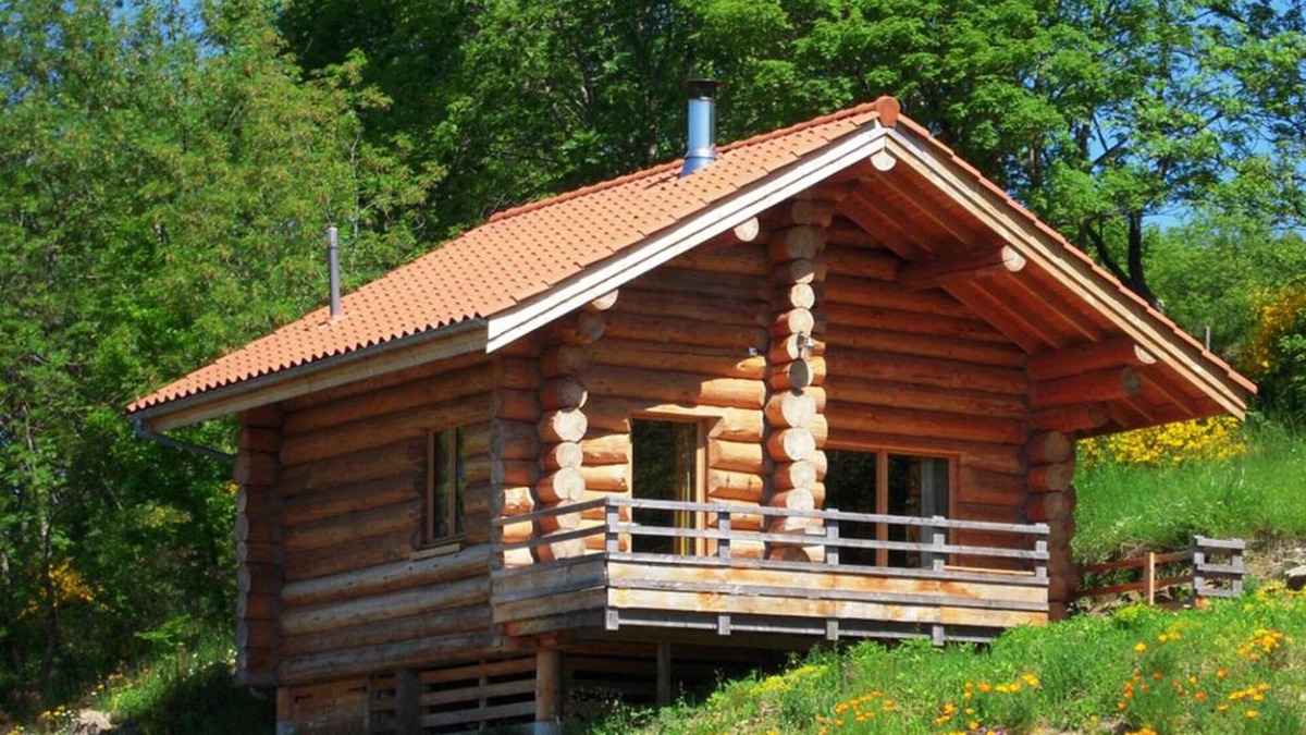 Saint-Martin-la-Sauvete Cottage | Wooden chalet with terrace and cozy atmosphere