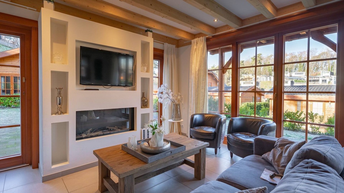 Langeberg House | Wooden holiday home with microwave